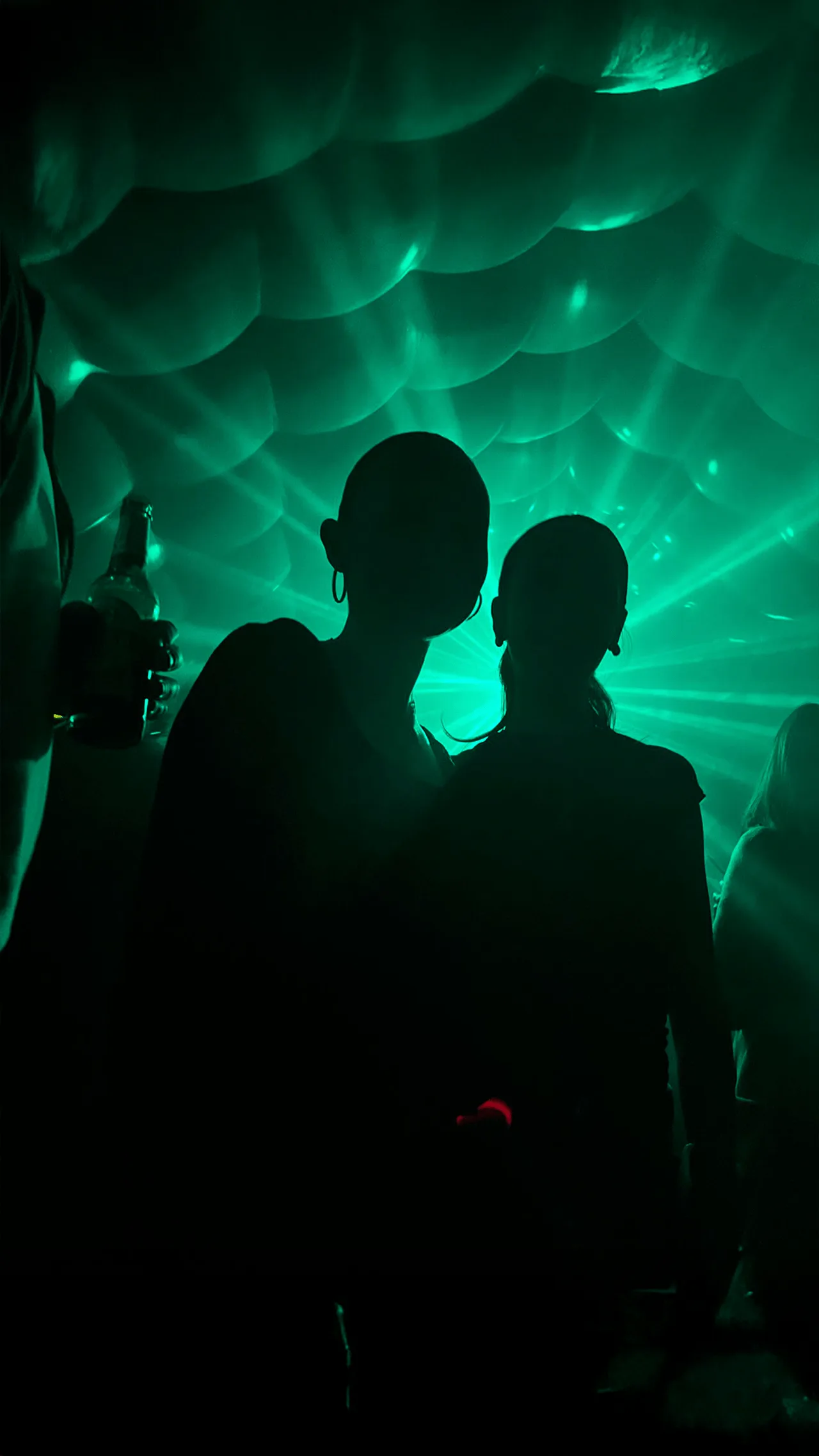 Gäste im Night-Club-Partyzelt bei grünem Licht