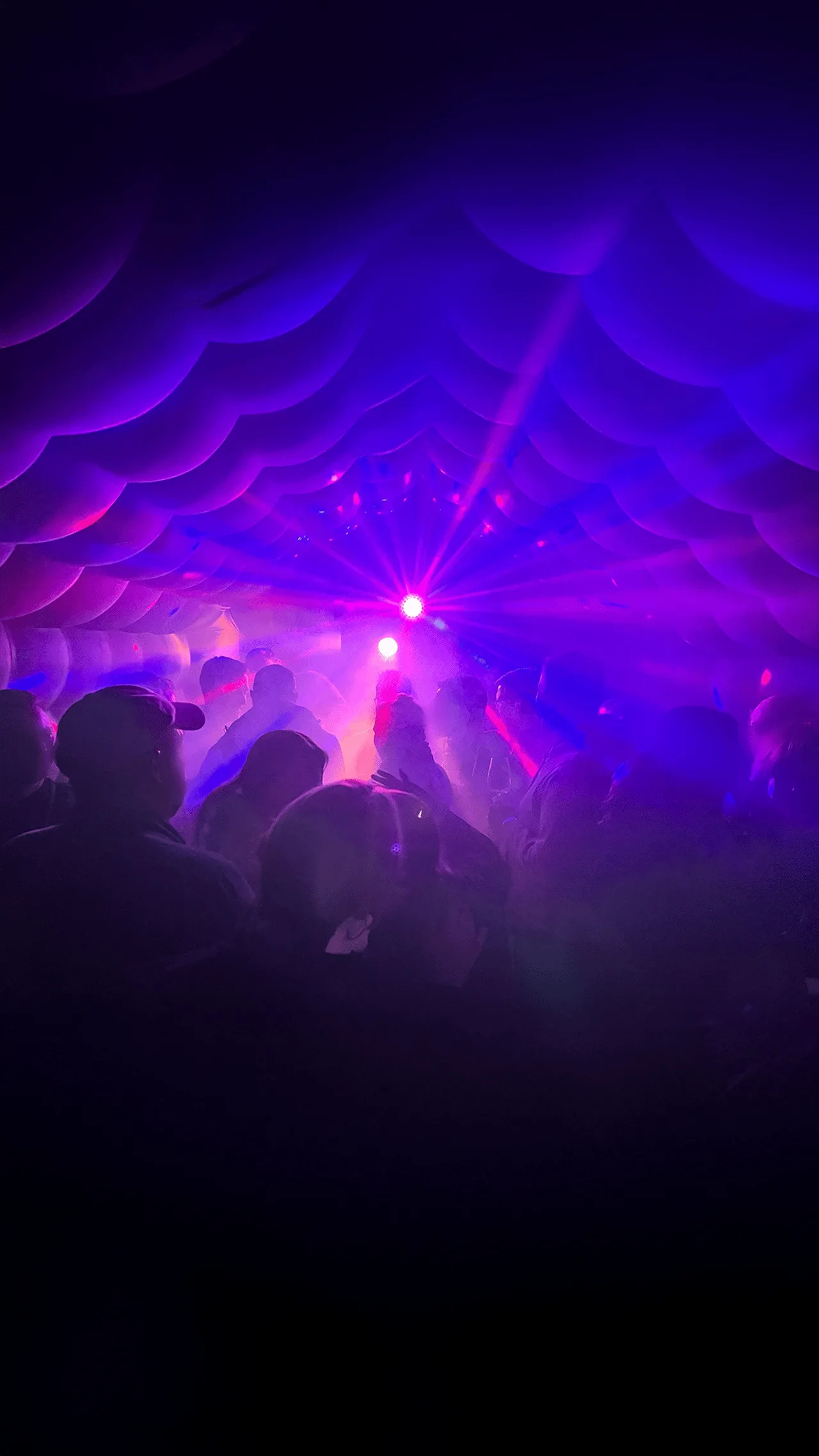 Party im aufblasbaren Zelt mit Lichtshow